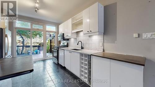 211 Booth Avenue, Toronto, ON - Indoor Photo Showing Kitchen With Upgraded Kitchen