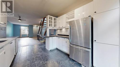 211 Booth Avenue, Toronto, ON - Indoor Photo Showing Kitchen