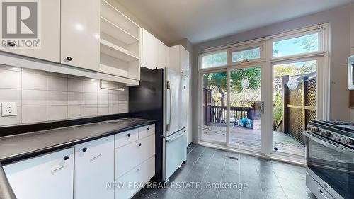 211 Booth Avenue, Toronto, ON - Indoor Photo Showing Kitchen