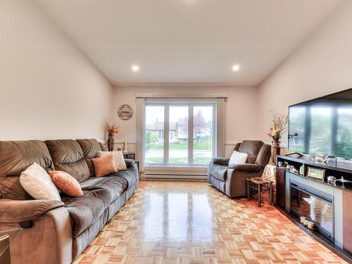 Salon - 284 Rue Janvier, Laval (Fabreville), QC - Indoor Photo Showing Living Room