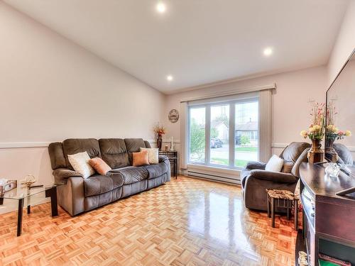 Salon - 284 Rue Janvier, Laval (Fabreville), QC - Indoor Photo Showing Living Room