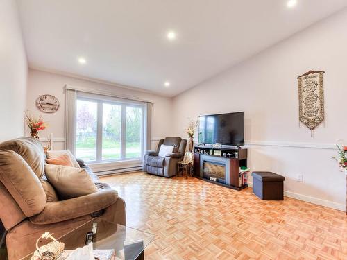 Salon - 284 Rue Janvier, Laval (Fabreville), QC - Indoor Photo Showing Living Room