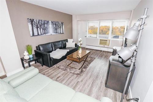 503 71 Roslyn Road, Winnipeg, MB - Indoor Photo Showing Living Room