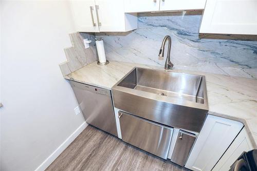 503 71 Roslyn Road, Winnipeg, MB - Indoor Photo Showing Kitchen