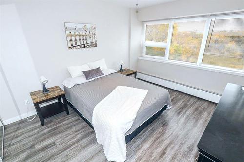 503 71 Roslyn Road, Winnipeg, MB - Indoor Photo Showing Bedroom