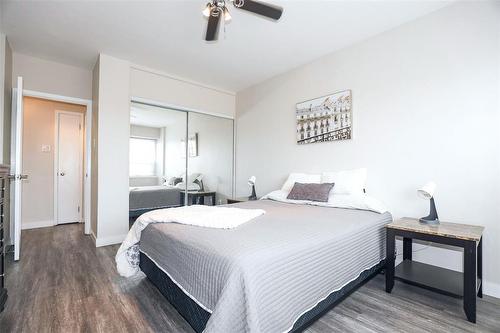 503 71 Roslyn Road, Winnipeg, MB - Indoor Photo Showing Bedroom