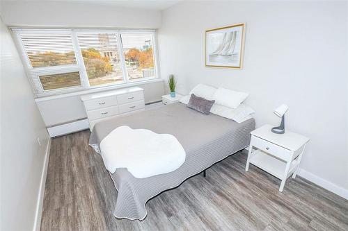 503 71 Roslyn Road, Winnipeg, MB - Indoor Photo Showing Bedroom