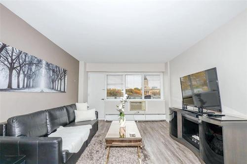 503 71 Roslyn Road, Winnipeg, MB - Indoor Photo Showing Living Room