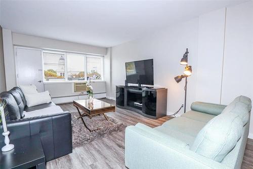 503 71 Roslyn Road, Winnipeg, MB - Indoor Photo Showing Living Room