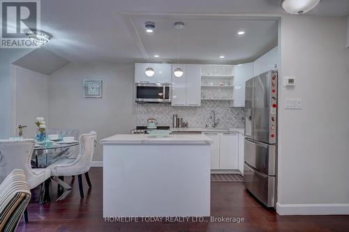 40 - 2001 Bonnymede Drive, Mississauga, ON - Indoor Photo Showing Kitchen With Upgraded Kitchen