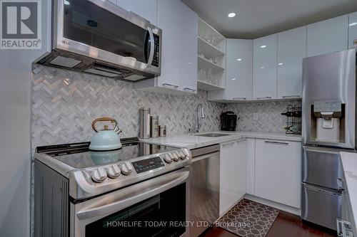 40 - 2001 Bonnymede Drive, Mississauga, ON - Indoor Photo Showing Kitchen With Upgraded Kitchen