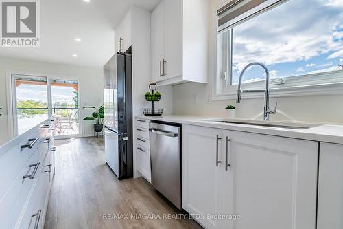 118 Colbeck Drive, Welland, ON - Indoor Photo Showing Kitchen With Upgraded Kitchen