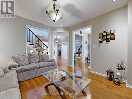 4 Farad Court, Brampton, ON - Indoor Photo Showing Living Room