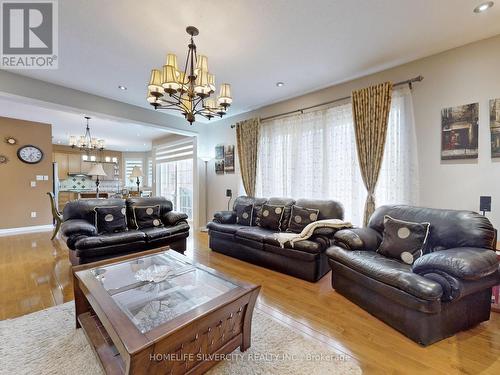 4 Farad Court, Brampton, ON - Indoor Photo Showing Living Room