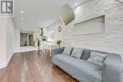 90 Avondale Avenue, Toronto, ON - Indoor Photo Showing Living Room