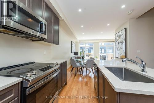 2527 Castlegate Crossing, Pickering, ON - Indoor Photo Showing Kitchen With Upgraded Kitchen