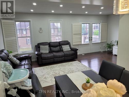 476 Mckim Gate, Milton, ON - Indoor Photo Showing Living Room