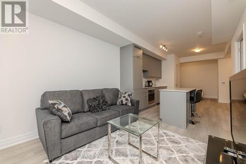 1805 - 36 Elm Drive W, Mississauga, ON - Indoor Photo Showing Living Room