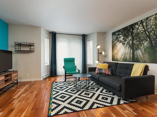 Salon - 2-1535 Rue St-Jacques, Montréal (Ville-Marie), QC - Indoor Photo Showing Living Room