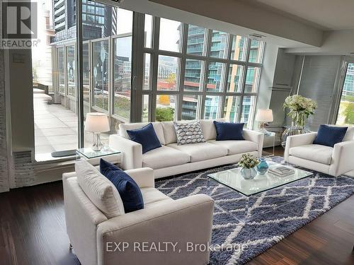 814 - 75 East Liberty Street, Toronto, ON - Indoor Photo Showing Living Room