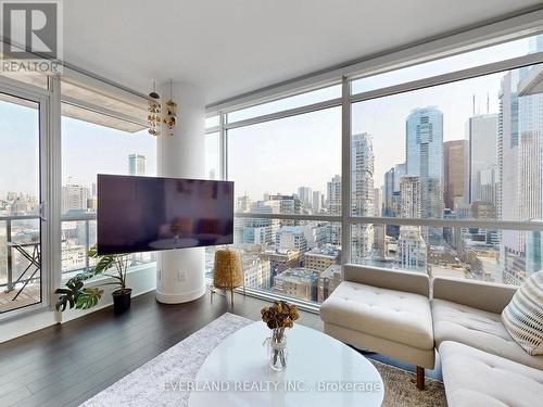 2405 - 290 Adelaide Street W, Toronto, ON - Indoor Photo Showing Living Room