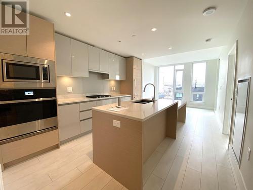 3538 Sawmill Crescent, Vancouver, BC - Indoor Photo Showing Kitchen With Double Sink With Upgraded Kitchen