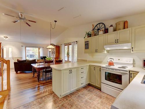 Kitchen - 245 Rue Joseph-Pariseau, Sherbrooke (Brompton/Rock Forest/Saint-Élie/Deauville), QC - Indoor Photo Showing Kitchen