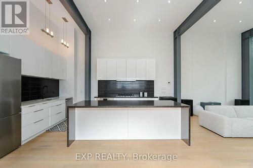 561 Arlington Avenue, Toronto, ON - Indoor Photo Showing Kitchen