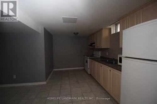 102 Nightstar Drive, Richmond Hill, ON - Indoor Photo Showing Kitchen With Double Sink