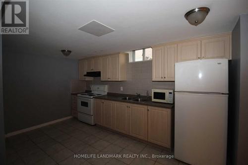 102 Nightstar Drive, Richmond Hill, ON - Indoor Photo Showing Kitchen With Double Sink