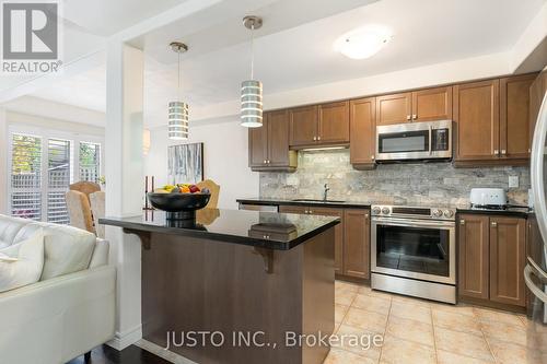 105 Chamomile Drive, Hamilton, ON - Indoor Photo Showing Kitchen With Upgraded Kitchen