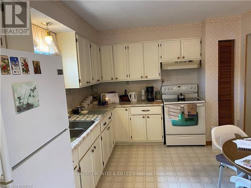 512 21St Avenue, Hanover, ON - Indoor Photo Showing Kitchen With Double Sink