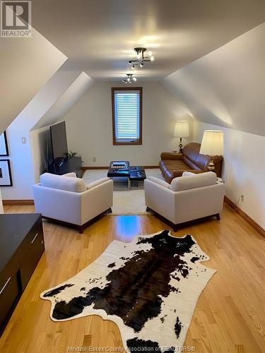 380 Shoreview Circle, Windsor, ON - Indoor Photo Showing Living Room