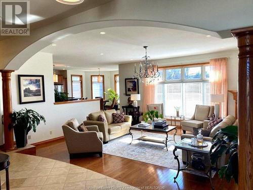 380 Shoreview Circle, Windsor, ON - Indoor Photo Showing Living Room