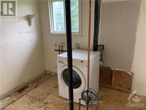 548 Highway 15, Leeds And Grenville, ON - Indoor Photo Showing Laundry Room