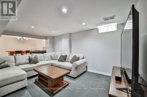 4 Cornerstone Court, Caledon, ON - Indoor Photo Showing Living Room