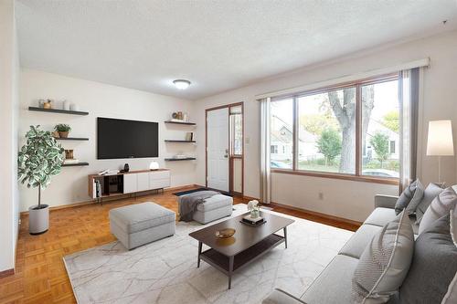 914 Ashburn Street, Winnipeg, MB - Indoor Photo Showing Living Room