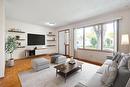 914 Ashburn Street, Winnipeg, MB  - Indoor Photo Showing Living Room 