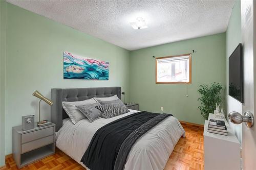 914 Ashburn Street, Winnipeg, MB - Indoor Photo Showing Bedroom