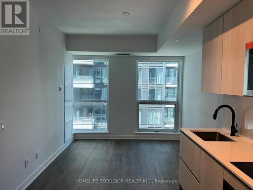 1805 - 327 King Street W, Toronto, ON - Indoor Photo Showing Kitchen