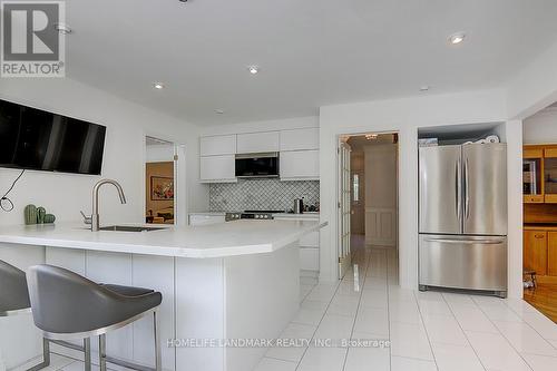 1401 Bunsden Avenue, Mississauga, ON - Indoor Photo Showing Kitchen With Upgraded Kitchen