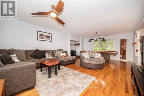 29 Holiday Lane, North Algona Wilberforce, ON - Indoor Photo Showing Living Room