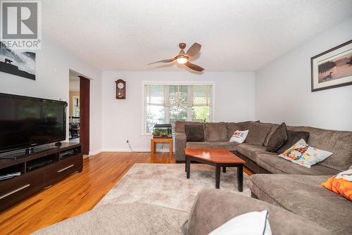 29 Holiday Lane, Eganville, ON - Indoor Photo Showing Living Room