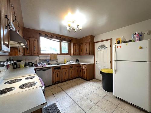 38 Crown Street, Thunder Bay, ON - Indoor Photo Showing Kitchen With Double Sink