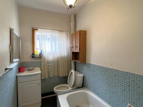 38 Crown Street, Thunder Bay, ON - Indoor Photo Showing Bathroom