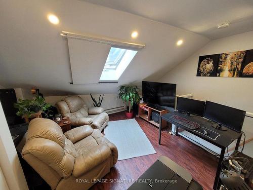 Upper-132 Portland St, Toronto, ON - Indoor Photo Showing Living Room