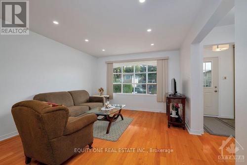 60 Shoreham Avenue, Ottawa, ON - Indoor Photo Showing Living Room