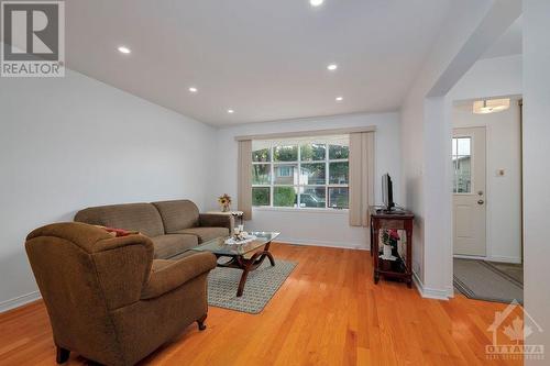 60 Shoreham Avenue, Ottawa, ON - Indoor Photo Showing Living Room