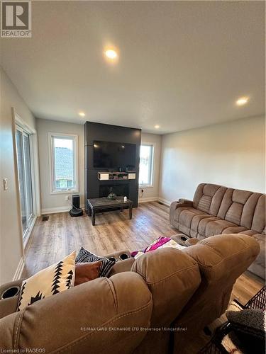 816 23Rd Avenue, Hanover, ON - Indoor Photo Showing Living Room