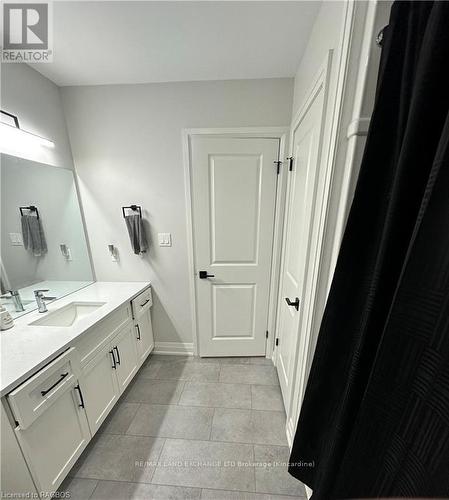 816 23Rd Avenue, Hanover, ON - Indoor Photo Showing Bathroom